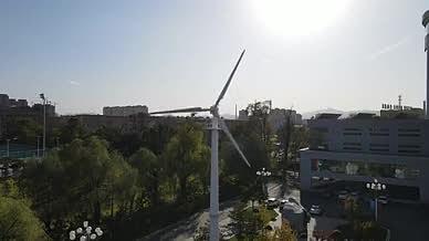 风车、科技楼（东北电力大学）视频的预览图